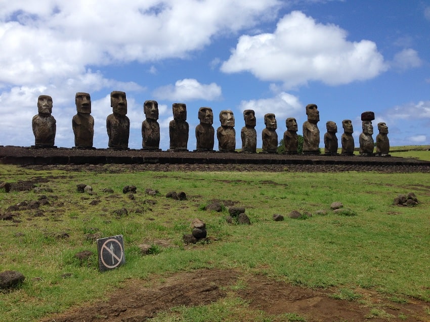 Moai statues restoration