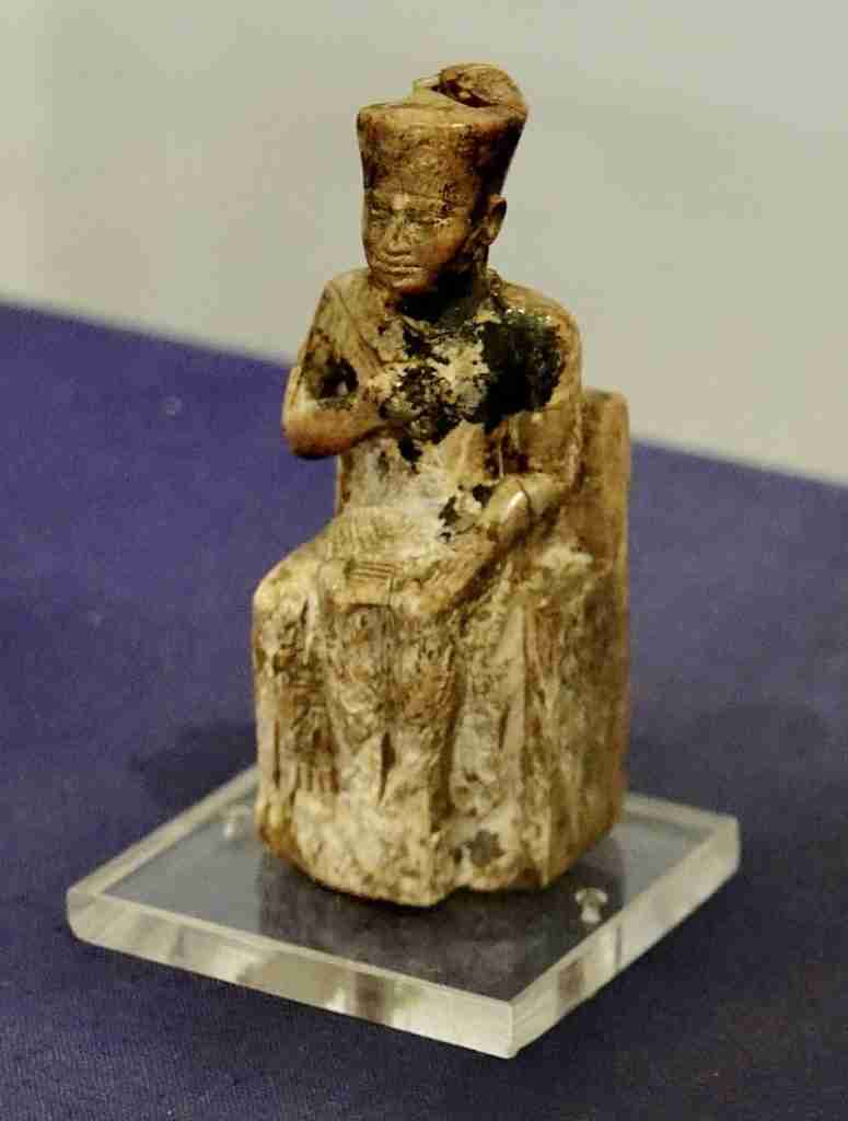 Pharaoh Khufu statue