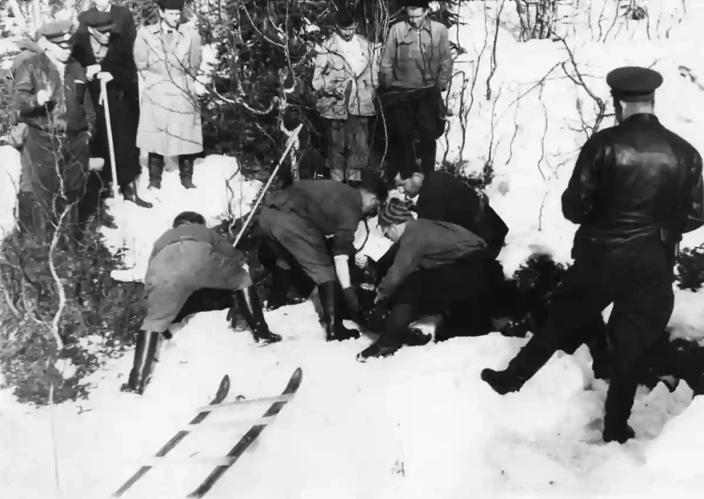 Dyatlov Pass rescue team finding bodies